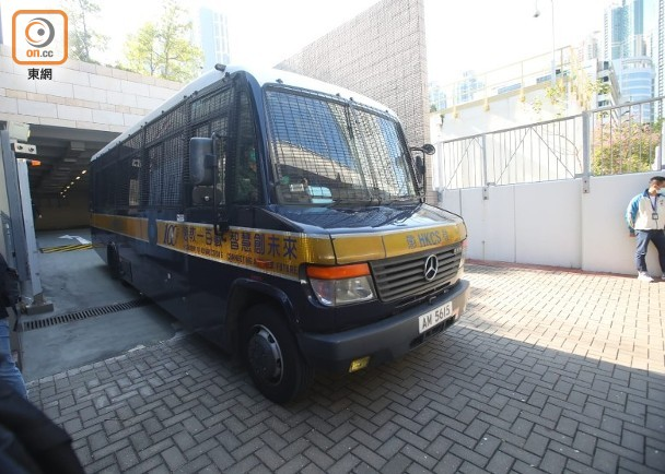 黎智英不获准保释,3日下午由囚车押走.图自"东网"