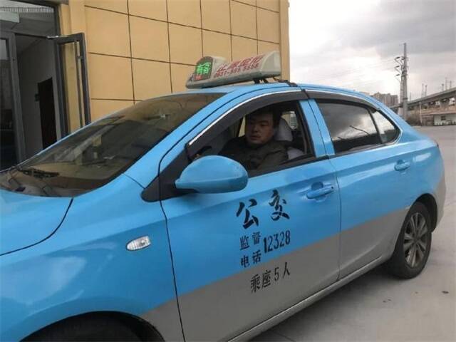 点赞!乘客打的遗落救命钱 威海出租司机拾金不昧暖人心