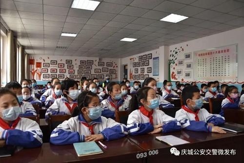 庆城县公安局交警大队走进庆华小学开展交通安全宣传活动