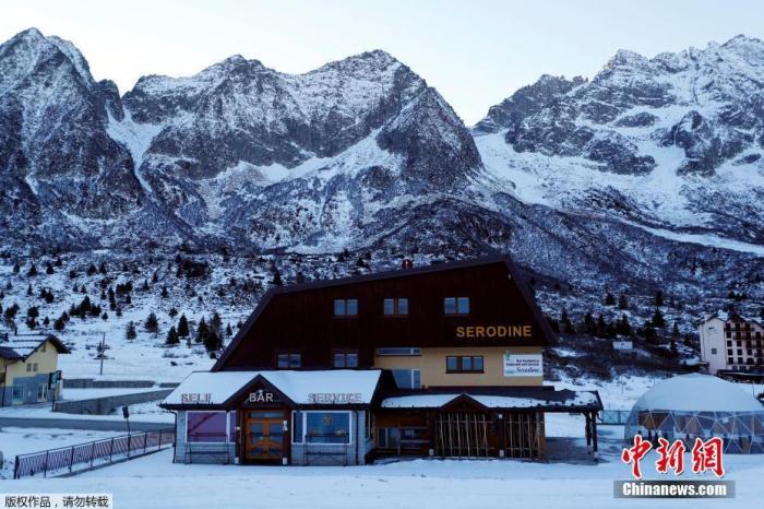 图为意大利多洛米蒂山的滑雪胜地Passo Tonale一处餐厅。