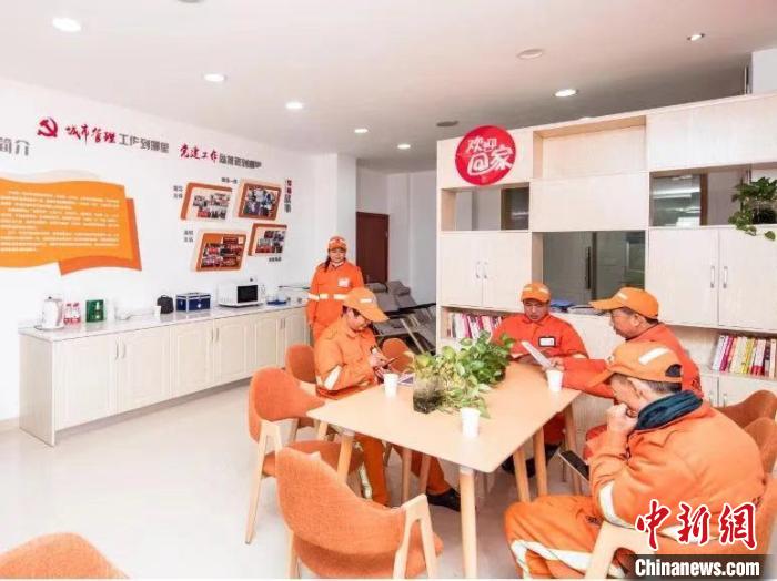 在城管驿站休息的环卫工人.杭州市城管局供图