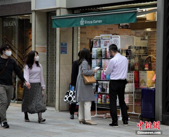近期日本疫情有反弹趋势。图为东京民众在商店购买口罩。 中新社记者 吕少威 摄