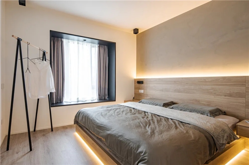 床底和床背后的灯带,让人有一种睡在云端的感觉.