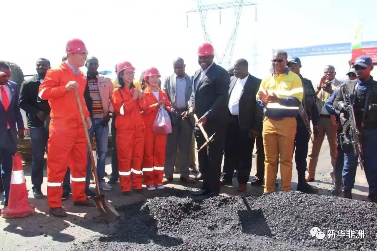 2017年6月，中铁七局承建的刚果（金）利卡西-科卢韦齐公路项目竣工 图源：见水印