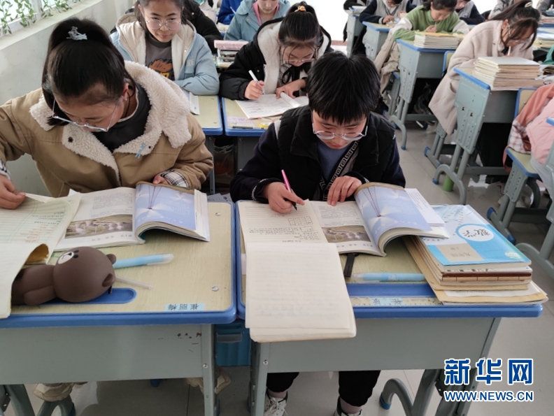 朝阳中学学生正在上课.新华网 鱼昊摄