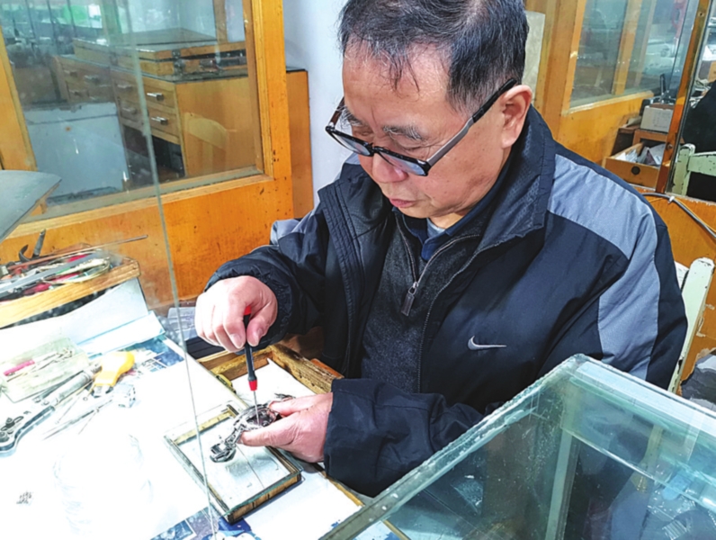 修表匠带你走进光阴的故事|修表|手表|钟表店_新浪新闻