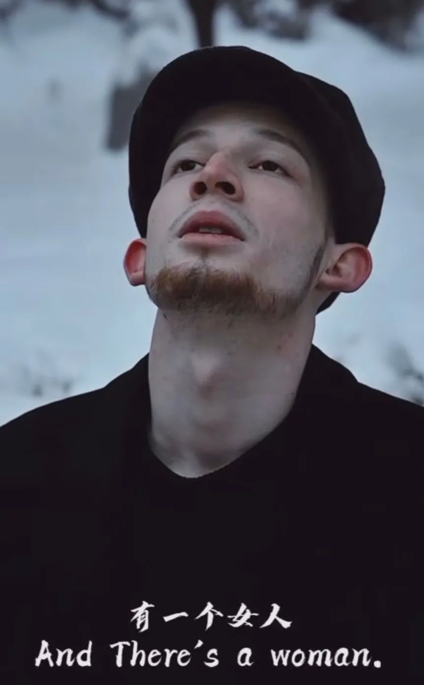 与很多短视频不一样,憨豆阿力的视频会刻意将画面调色,以清晰显示出