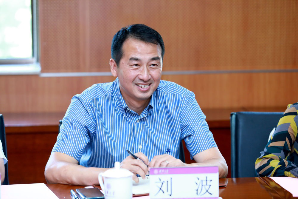 清华大学体育部主任刘波.