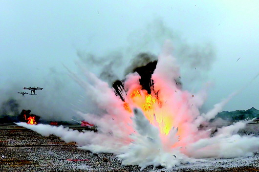 战味浓厚医师在滚滚硝烟中为伤员包扎