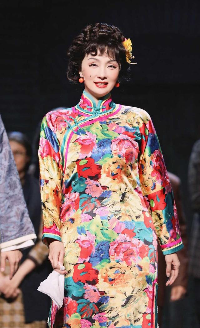 陶虹穿出了女人味,她的身材一直维持得非常好,hold住旗袍也是毫无压力