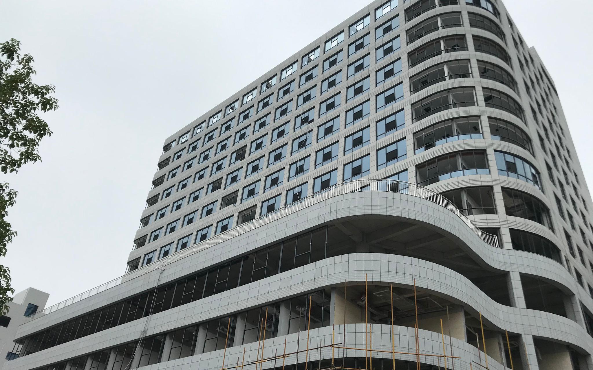 11月20日,修建中的集里医院新门诊楼.新京报记者 张惠兰 摄