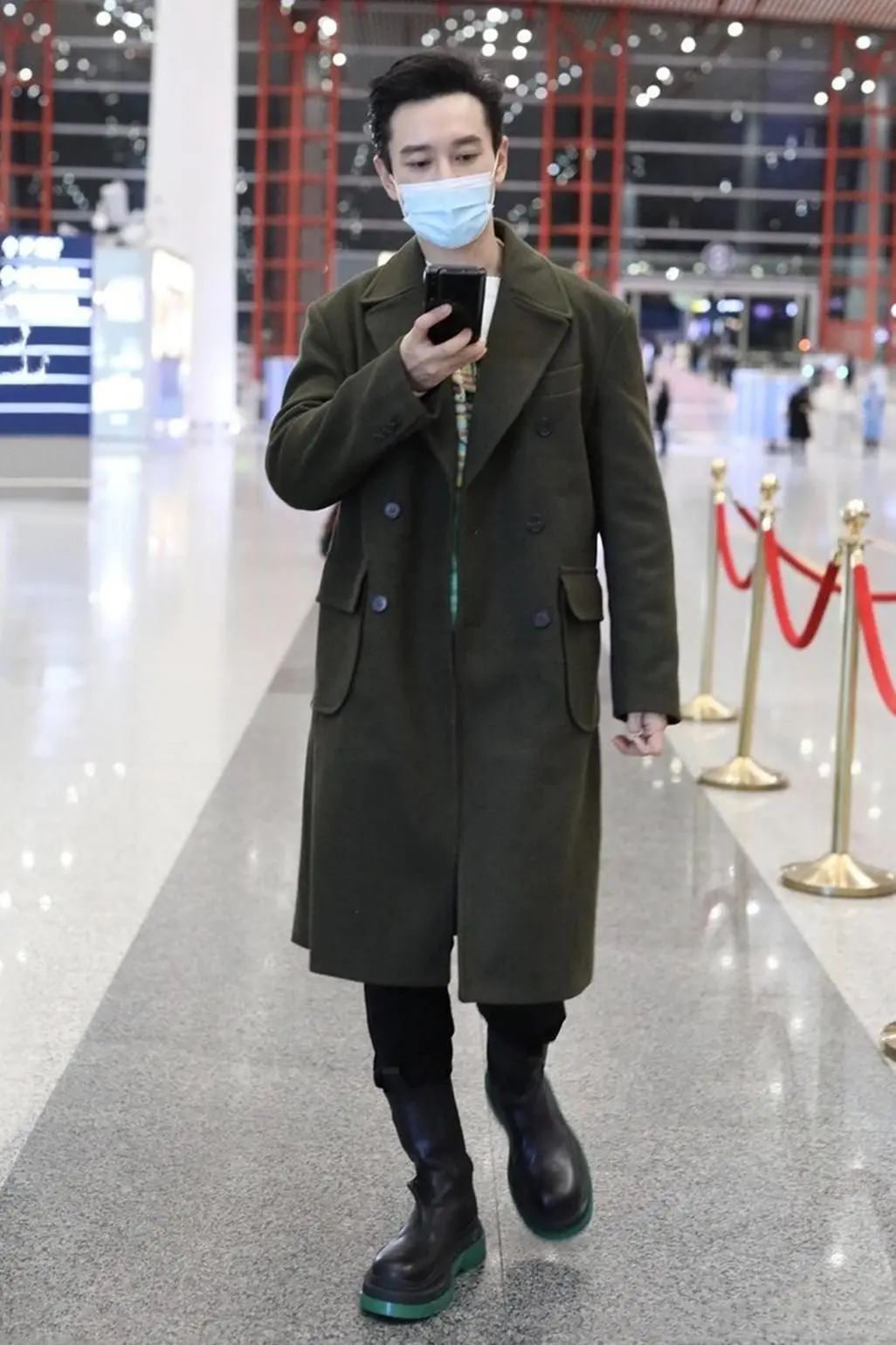 43岁黄晓明帅回来了穿军绿大衣身姿挺拔刮掉胡子重回颜值巅峰