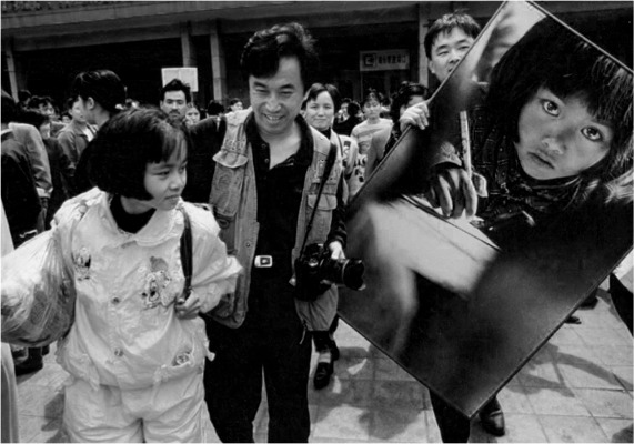 希望工程“大眼睛”摄影师解海龙:四十年,坚持让手里的相机有温度休闲区蓝鸢梦想 - Www.slyday.coM