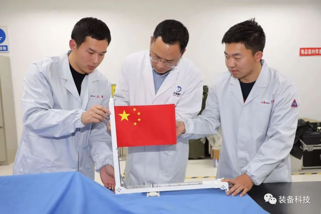 “织物版”五星红旗首次月面展示 月球再次打上“中国标识”