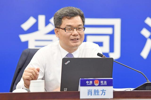 热点面对面 | 如何让法律从文本走进民心?肖胜方拼了