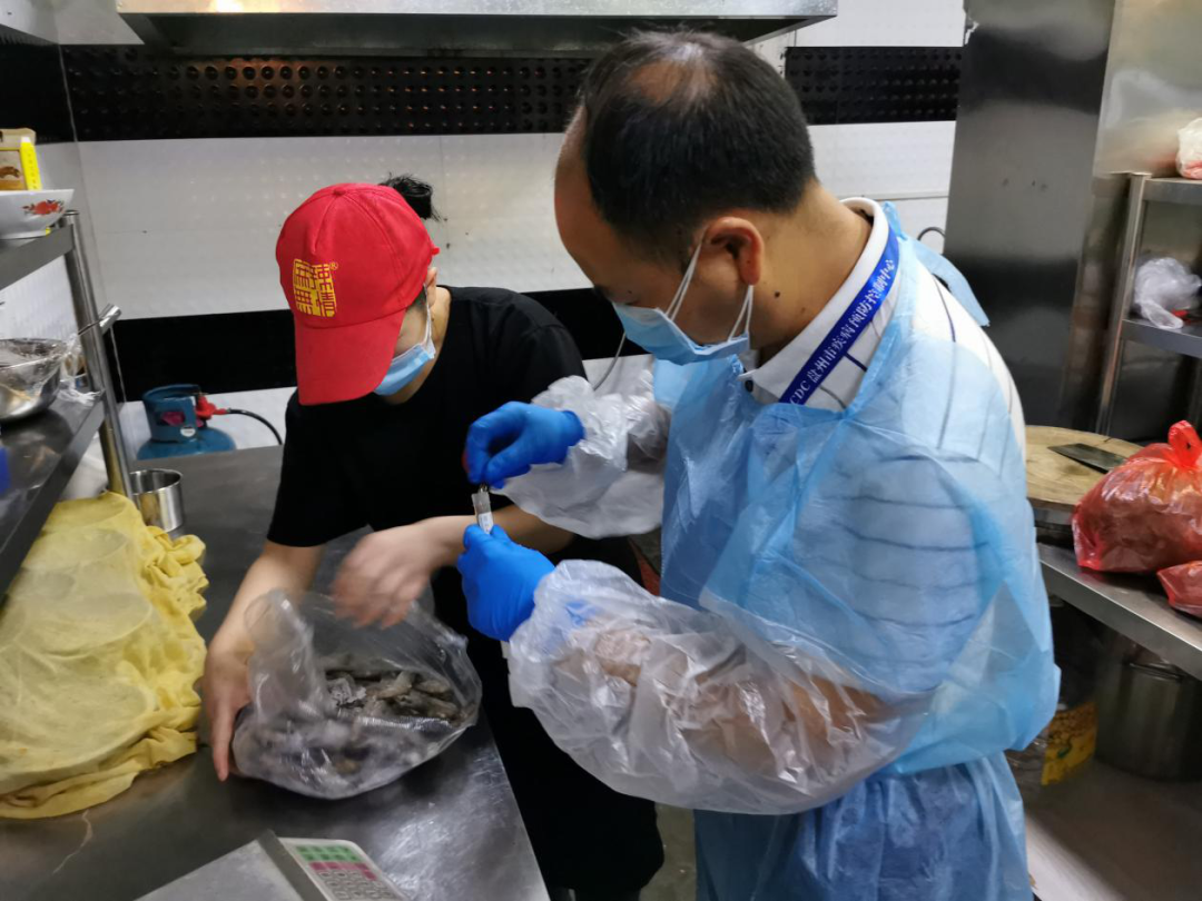 联合工作组对胜境街道冷链食品进行检测