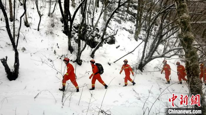 防火护林队每日穿梭于连绵山脉之间，踏着皑皑白雪、踩着枯枝落叶巡护山林 罗时雨 摄