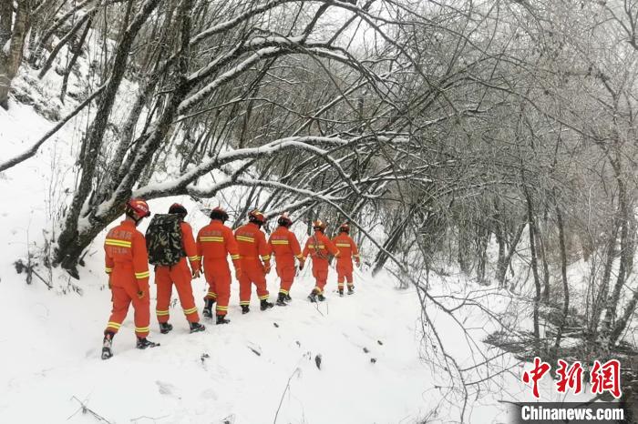 防火护林队员每天徒步20多公里山路，守护大山平安。罗时雨 摄