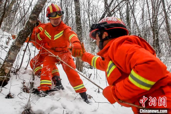 深山冰天雪地，道路难行，防火护林队员爬坡趟沟 罗时雨 摄
