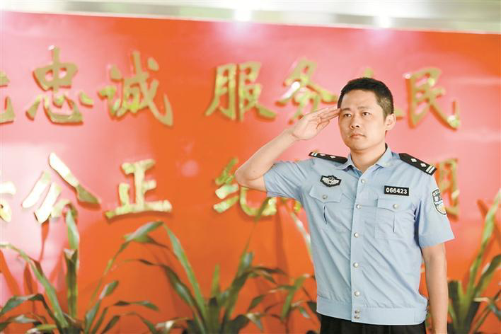 2004年入警,现任深圳市公安局宝安分局流塘派出所三级警员