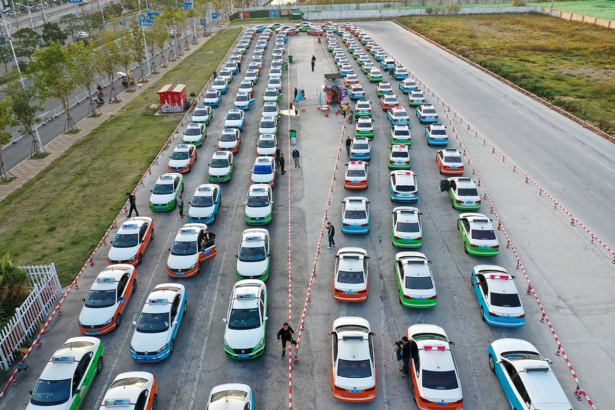 【最泉州-表情】风中排长队候客的出租车