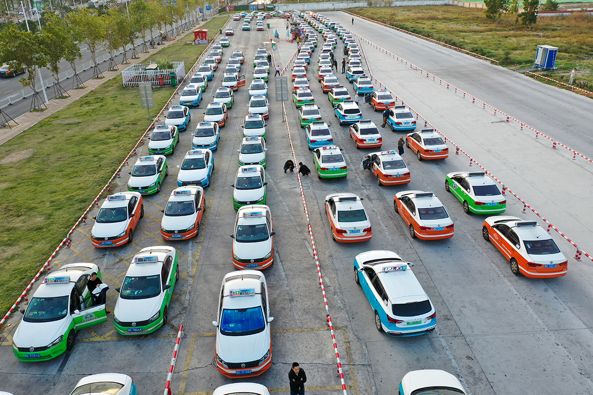 【最泉州-表情】风中排长队候客的出租车