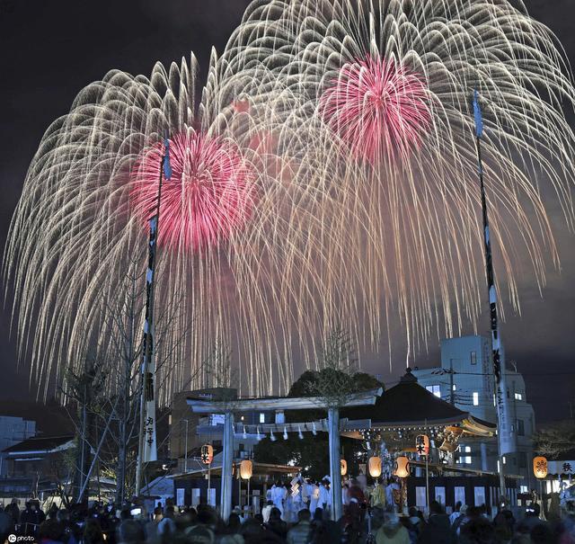 日本大阪举行盛大夜祭庆典绚烂烟花扮靓冬季夜空