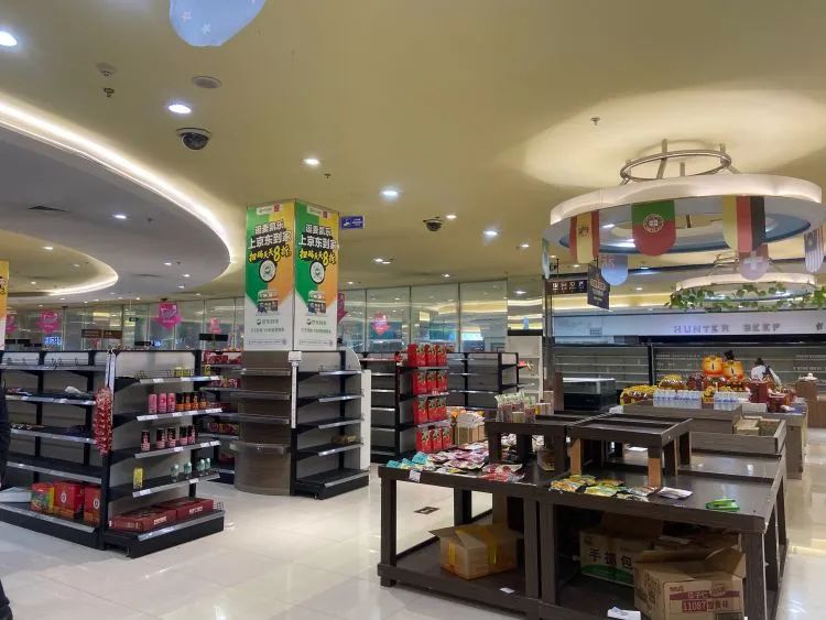 人少空铺多,不少收银台用布盖起来,青岛麦凯乐总店惨淡经营?