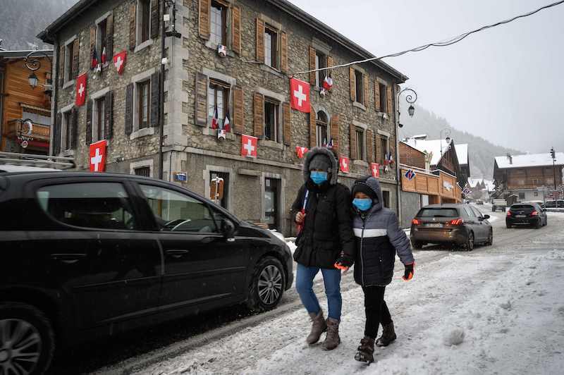 法国上萨瓦省的沙泰尔镇（Chatel）撤下了市政厅前的法国国旗，换上了8面瑞士国旗以表达对政府关闭滑雪场的不满。视觉中国 图