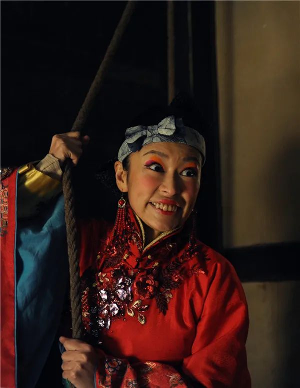 梁静在管虎作品《厨子戏子痞子》中扮丑.
