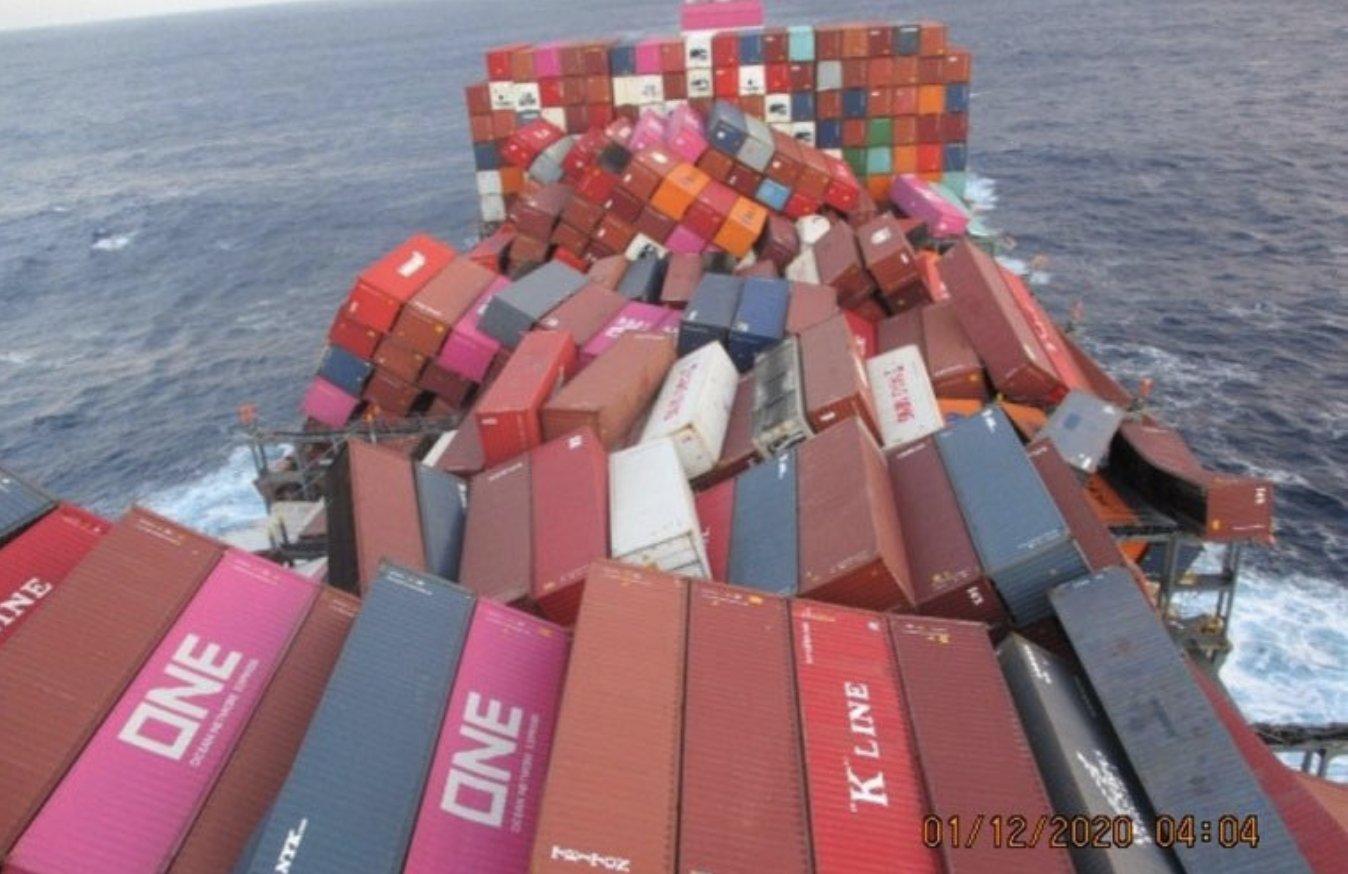 日本集装箱轮太平洋上遇恶劣天气：约1900箱落海