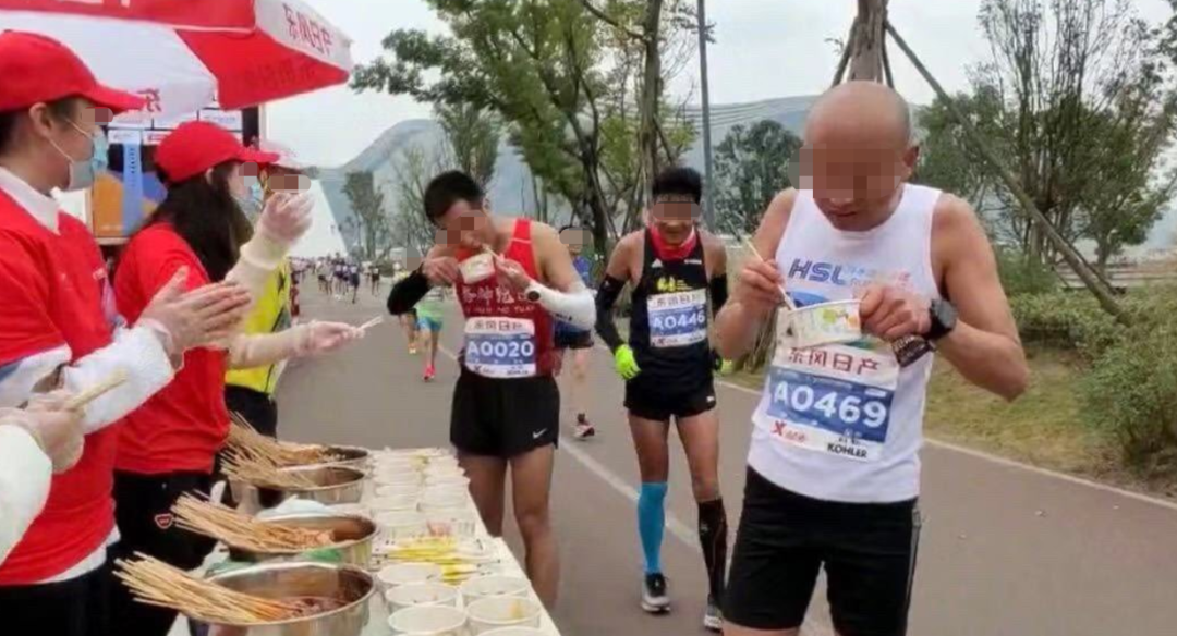 吃过马拉松的补给站，才知道什么是流水席|马拉松|图片来源|选手_新浪新闻
