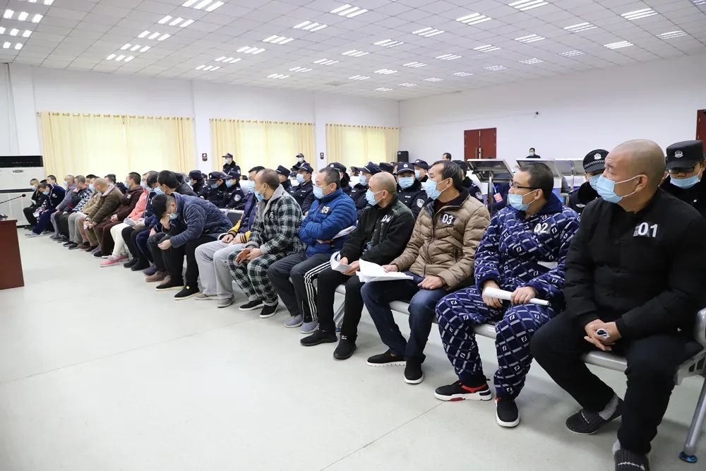 南阳一持枪黑社会团伙被庭审!