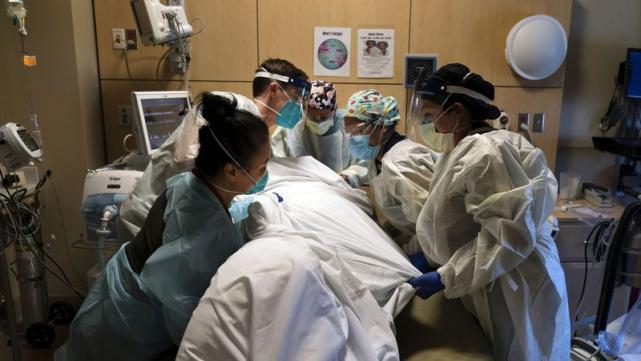 洛杉矶医务人员对一名新冠肺炎患者进行救治