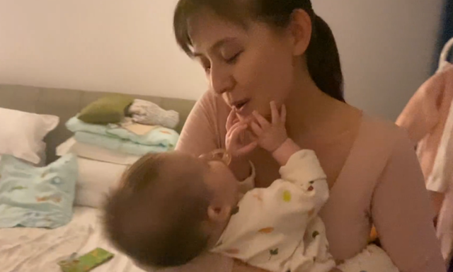 热依扎官宣产女出月子后就带孩子进组拍戏孩子父亲身份成谜