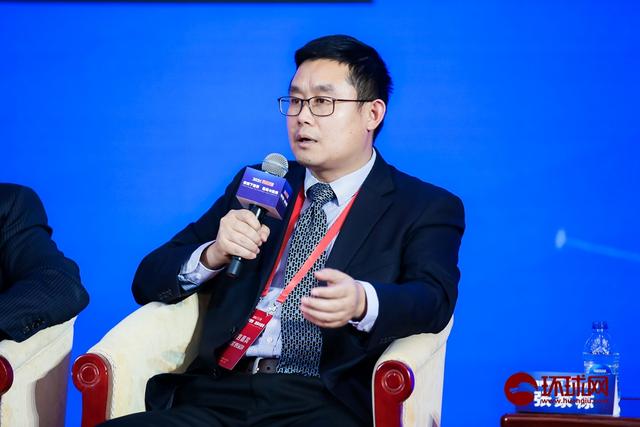 图为复旦大学南亚中心主任张家栋在议题"中印关系,站到了十字路口?