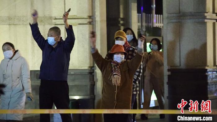 上海浦东新区周浦镇明天华城小区“解封”，居民兴奋地出门“透透气”。　徐明睿 摄