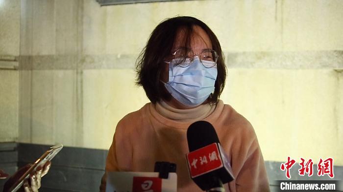 买了“土豆阿姨”两袋土豆的居民李女士。　徐明睿 摄