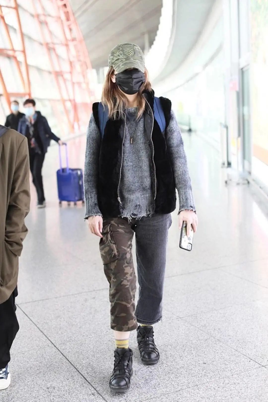 赵薇全黑look走机场,连帽卫衣配休闲裤,戴熊耳针织帽俏皮减龄