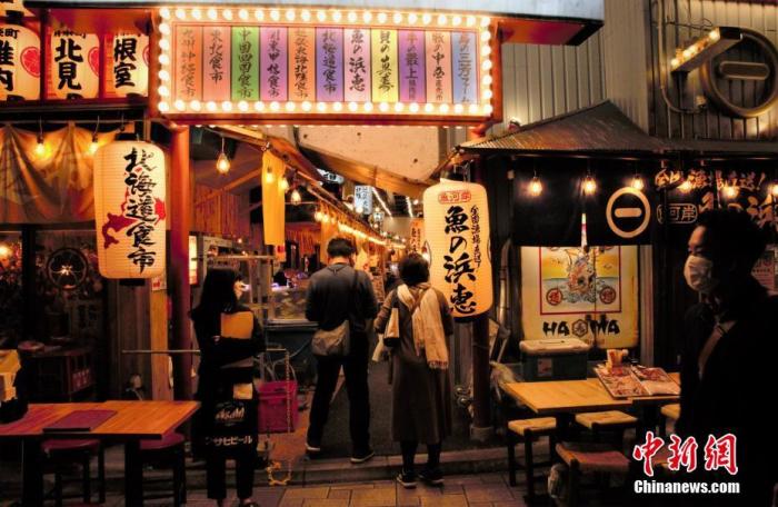 Data Map: The recent epidemic in Japan has a rebound trend. The picture shows people in Tokyo walking into the street of the restaurant to eat.Photo by Lu Shaowei, a reporter for the China News Agency.