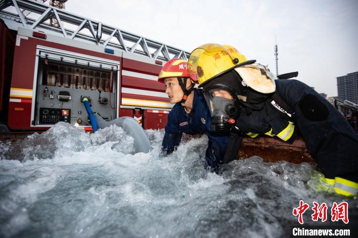 湖北咸宁消防开展冬季比武竞赛 提升应急实战能力