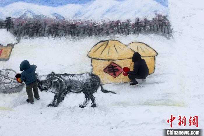 绘画者在绘制丰收的粮仓. 王中举 摄