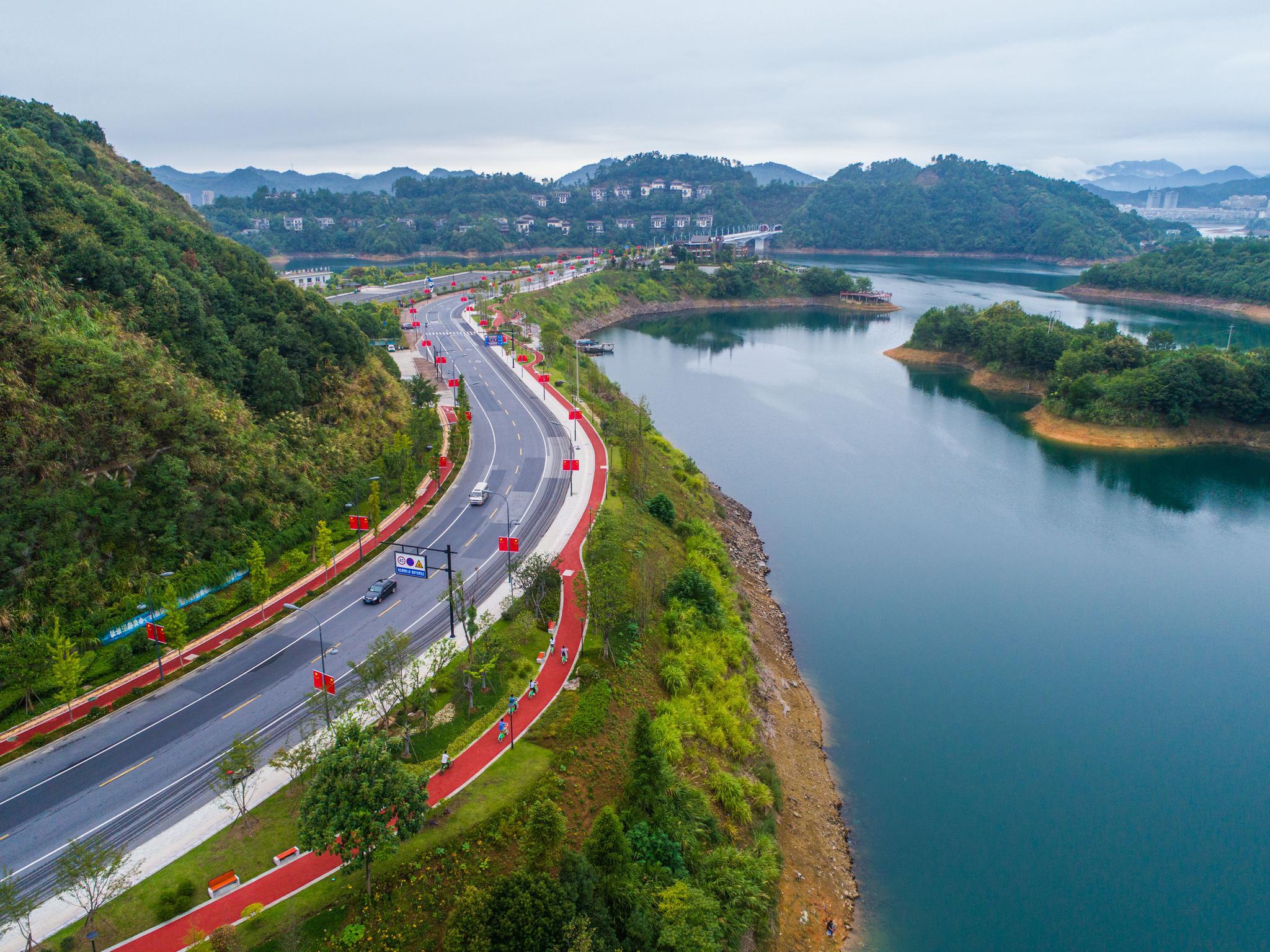 千岛湖青溪新城的滨湖骑行绿道成为湖边一道美丽的风景(2017年9月23日
