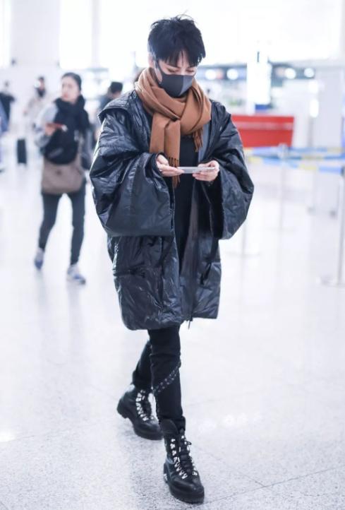 王子文太懂穿搭技巧了!羽绒服也能穿出时尚感,小个子超模好厉害