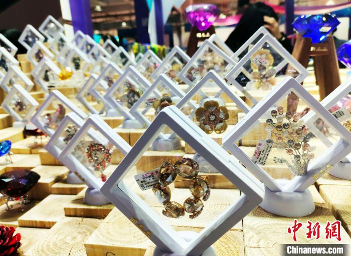 "世界人工宝石之都"广西梧州第十七届宝石节开幕