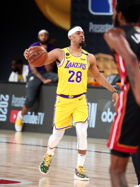 湖人宣布和后卫奎因-库克续约.