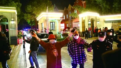 封闭小区为何变网红小区？蹲点七天，我们才发现了答案