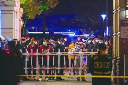 凌晨零时，明天华城出入口等待小区解封的居民。萧君玮 摄