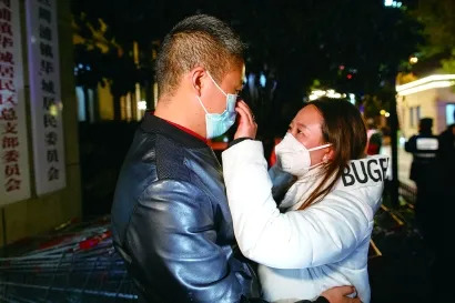 解封后，因送人而滞留小区转而热心为居民服务的彭辉终于和第一时间赶来的女朋友相见了。萧君玮 摄