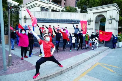 “洪荒之力跑团”今晨相约一起开跑，精神格外抖擞。萧君玮 摄